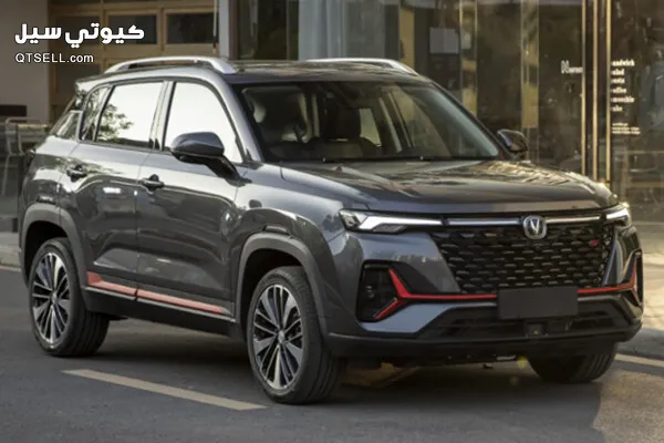 سيارة دفع رباعي رمادية حديثة متوقفة أمام مبنى زجاجي